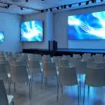 Conferencias inspiradoras de speakers en eventos tecnológicos clave