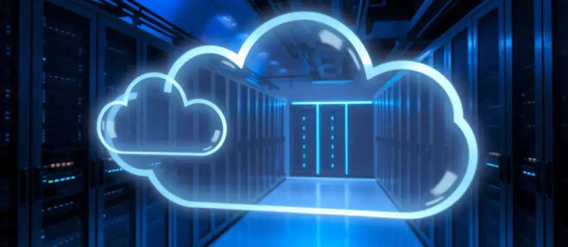 Sala de servidores moderna con hologramas de nubes que simbolizan la integración de infraestructura y tecnologías en la nube.